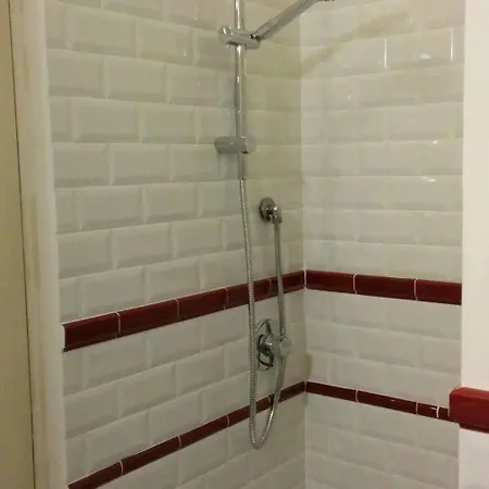 Adam's House Hostal *