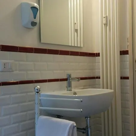 Adam's House Hostal