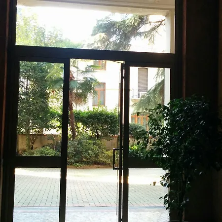 بيت شباب آدمز هاوس ميلان